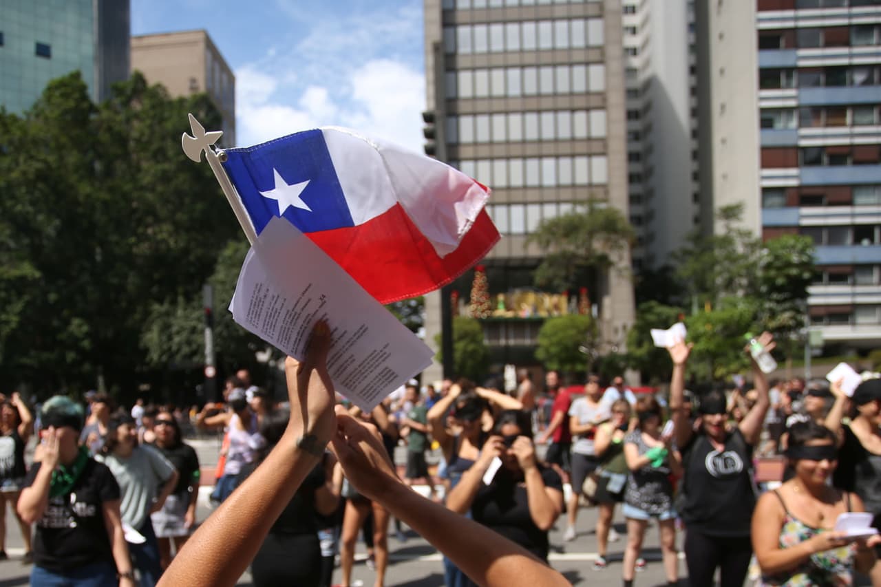 Allí, en Brasil, ondearon la bandera de Chile y cantaron 'Un violador en tu camino' con los ojos tapados. "Queremos que lo adapten y hagan su propia versión de acuerdo al lugar en que se encuentren, con vestimenta o cambios en la letra", dijeron las integrantes a El País.