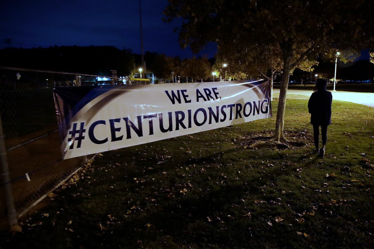 El tiroteo ocurrió a las 07:38 am, hora local, dentro de las instalaciones de la escuela, en Santa Clarita, con una matrícula de unos 2,700 alumnos. La investigación preliminar indica que el sospechoso no conocía a los estudiantes a quienes atacó a tiros.
