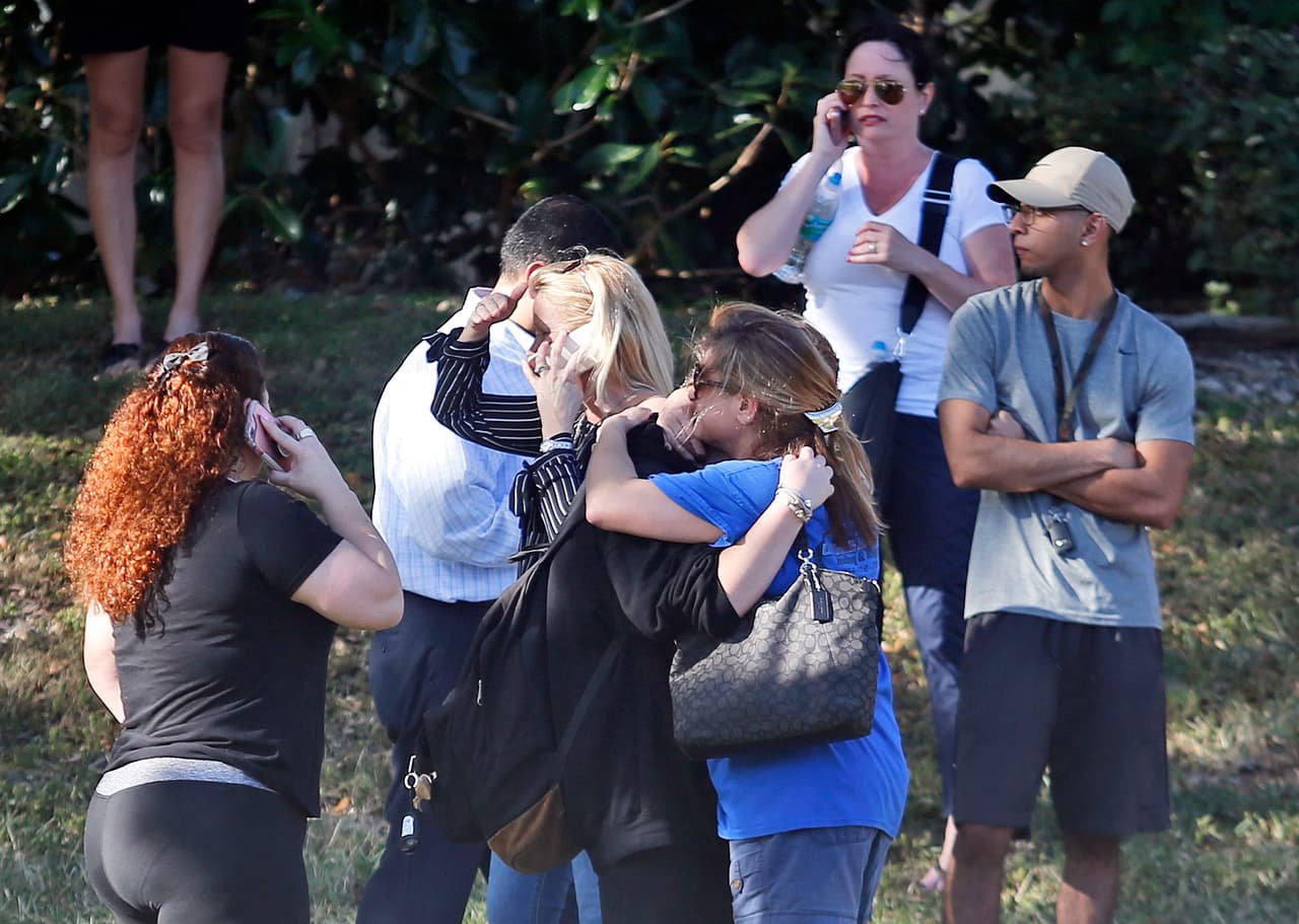 Familiares de los alumnos de la secundaria Marjory Stoneman Douglas.