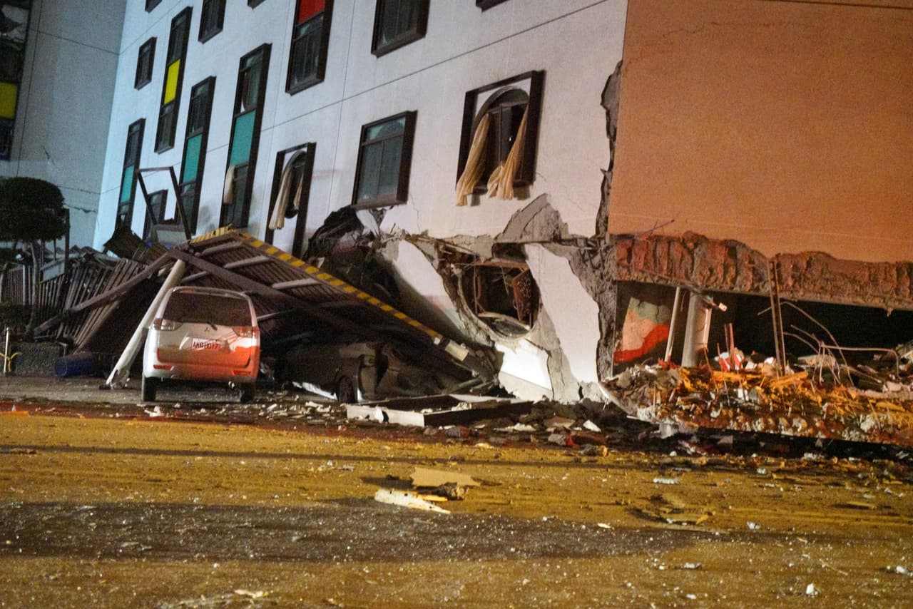 Al menos una carretera fue cerrada por fallas, según informaron las autoridades.