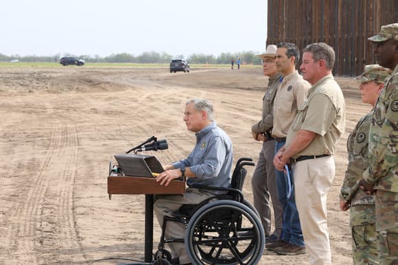 En su discurso comentó que además destinarán 1.8 millones de dólares para reforzar la frontera de Texas con México.