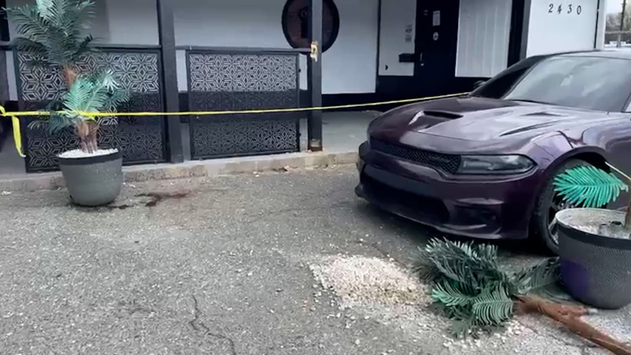 Los empleados de aseo que llegaron este martes al club nocturno dijeron que no les avisaron sobre el incidente violento y que no podían comentar nada más.
<b> "Yo solo vengo a hacer limpieza, no sé exactamente lo que hacen ahí adentro</b> y no se qué fue lo que paso. No tengo idea y no me avisaron lo que pasó aquí los encargados", dijo un trabajador del club.