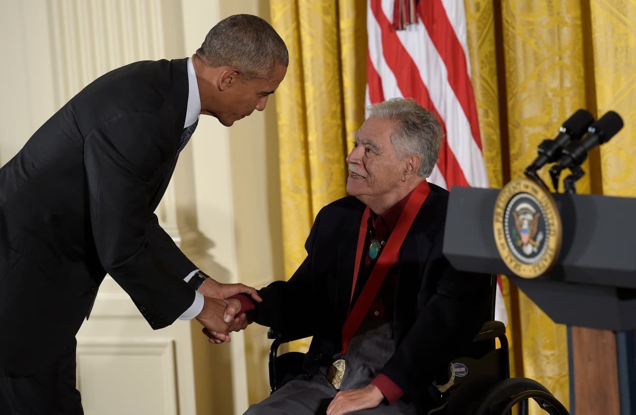 <b>Rudolfo Anaya, 82 años.</b> Este escritor ayudó a impulsar el movimiento de literatura chicana de la década de 1970. 
<a href="https://www.univision.com/noticias/amexica/un-buho-chicano-que-ensena-a-los-ninos-hispanos-a-leer-en-ingles-y-en-espanol"><u>Su novela ‘Bless Me, Ultima’, es celebrada por los latinos en Estados Unidos</u></a>. 28 de junio.