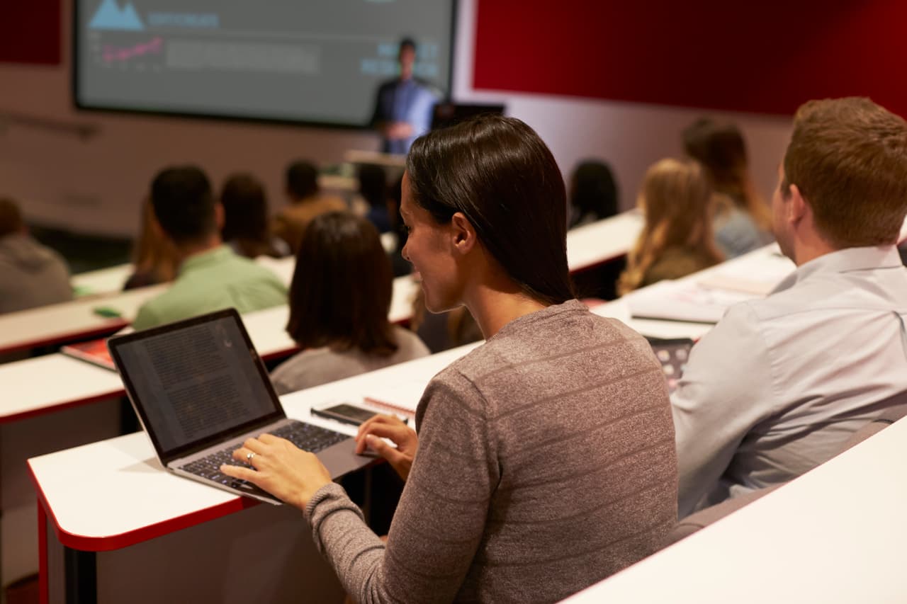 <b>Deep Springs College</b>: Esta institución ofrece grados asociados de dos años en artes. Los estudiantes reciben becas completas y deben vivir en el campus, ubicado en el desierto del Mojave, entre California y Nevada. A cambio deben trabajar como vaqueros en el rancho.
