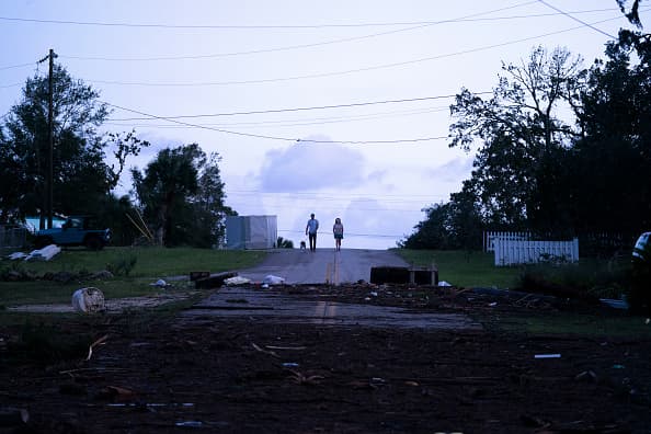 Helene entró como 
<a href="https://www.univision.com/noticias/estados-unidos/balance-huracan-helene-muertos-inundaciones-apagones" target="_blank">huracán categoría 4</a> en
<b> la región de Big Bend, Florida, provocando daños y dejando más de 50 muertos</b>. En Steinhatchee, Florida, calles están cubiertas de basura y otros desechos que el agua y el viento han arrastrado.