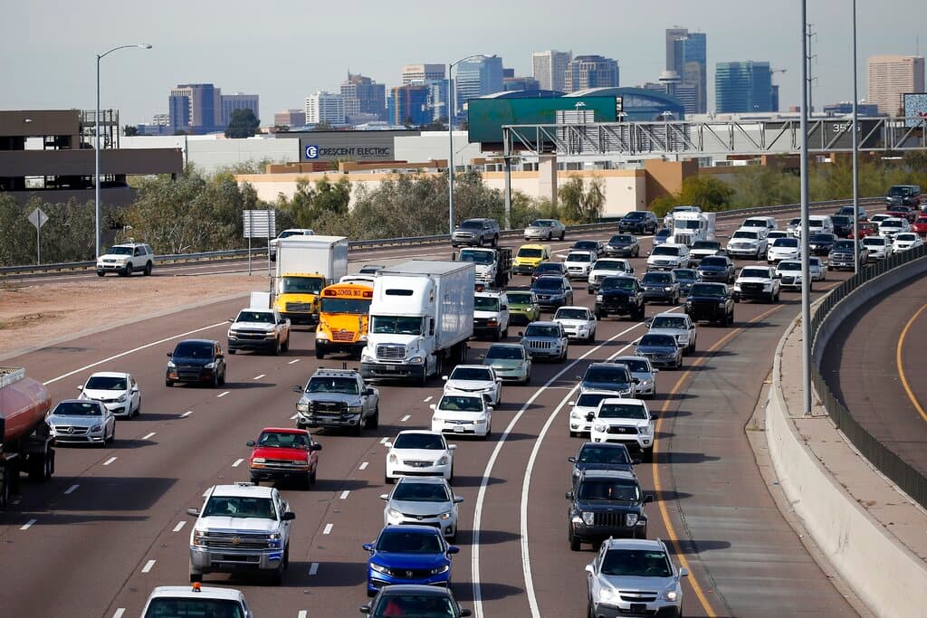 Datos de la Asociación Automovilística Estadounidense (AAA) estiman que 
<b>54,6 millones de personas</b> realizarán un viaje de 50 millas o más durante el próximo
<b> Día de Acción de Gracias</b>, lo que representa un aumento del 1.5% respecto al 2021.