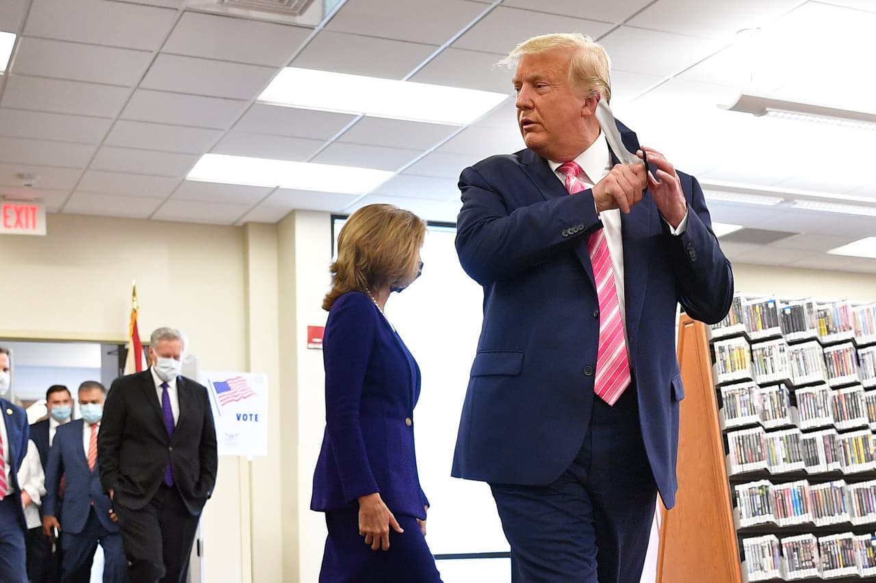A mediados de octubre comenzó el proceso de votación presencial temprana y por correo en varios estados del país y el número de votantes ha roto récords. En la fotografía el mandatario cuando votó el 24 de octubre en Palm Beach, Florida, donde está establecida su residencia personal.