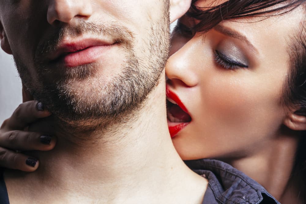 Venus representa más lo femenino. Nos habla de la atracción, de saber qué le excita a una persona, qué le atrae, estimula, emociona. Marte en cambio, es más masculino, más sexual, habla del ímpetu carnal, su explosión de pasión.