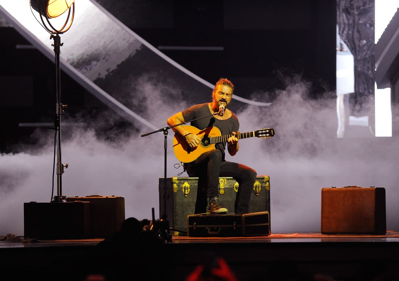 "Cuando te elige la foto, la música y el repertorio alguien que no eres tú. No es el tipo de música que hagas. Es que hagas el tipo de música que amas-. Eso me enseñó... A no volverlo a hacer. Y declararme necio e independiente pa' dormir en paz", escribió en sus redes sociales para hablar de la independencia en su música.