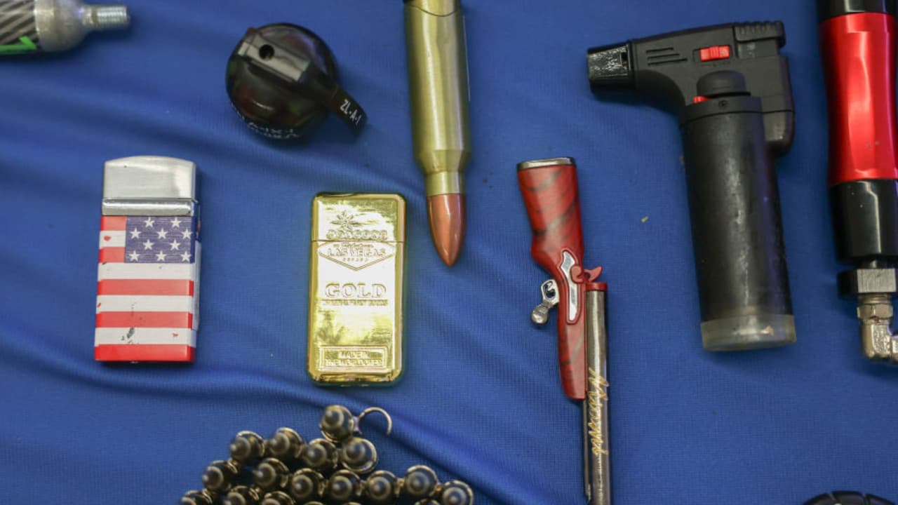 Las armas debidamente registradas 
<b>pueden viajar en el equipaje documentado</b>.
<br>
<br>Cuchillos y otro tipo de utensilios que pueden ser considerados armas 
<b>no pueden ir en el equipaje de mano</b>, pero si pueden viajar en las maletas documentadas.