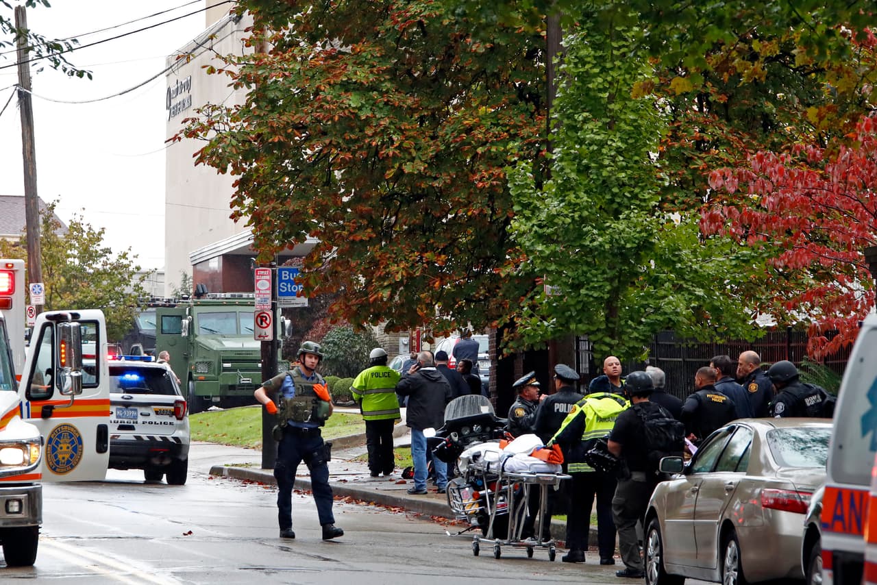 Durante la mañana, la zona donde se encuentra el edificio estuvo rodeada por policías y ambulancias. Los primeros lograron arrestar al atacante, que fue trasladado a un hospital. Los vehículos de emergencia trasladaron a 
<b>seis heridos a los hospitales cercanos, dos de ellos se encontraban graves,</b> explicaron las autoridades. Gene J. Puskar/AP