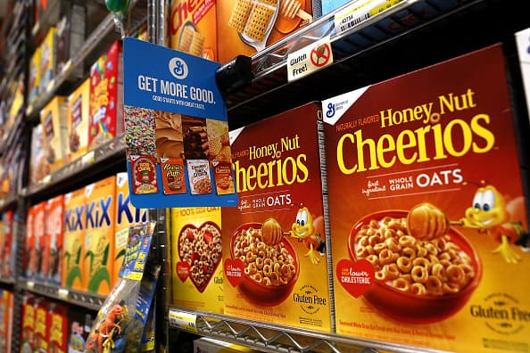 <b>Honey Nut Cheerios</b>: aunque en su etiqueta actual este cereal a base de avena asegura que puede “ayudar a reducir el colesterol como parte de una dieta cardiovascular saludable”, contiene demasiada azúcar añadida: 12 gramos. Su versión tradicional, Cheerios, sí se adhiere a los nuevos parámetros. 
<br>