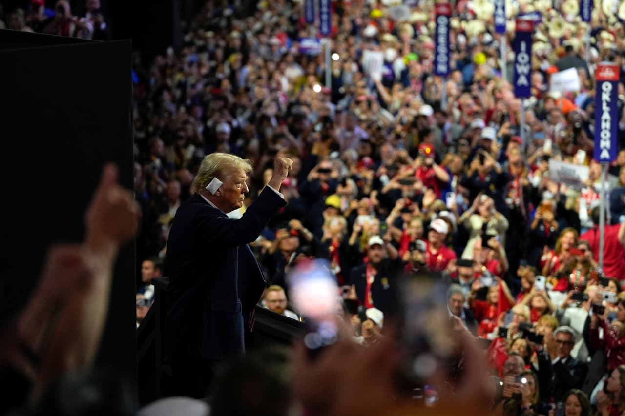 El momento histórico en que 
<a href="https://www.univision.com/noticias/elecciones-en-estados-unidos-2024/claves-convencion-nacional-republicana-trump-candidato-oficial-rnc-milwaukee-wisconsin">Donald Trump se convirtió en el candidato republicano por tercera vez, con el partido rendido a sus pies.</a> En la foto, Trump saluda con un puño en alto, al público reunido en julio, en la Convención Nacional Republicana en Milwaukee, Wisconsin, que lo nominó oficialmente. Aún tenía un vendaje en la oreja, tras el roce de la bala del ataque que sufrió en Butler, Pensilvania.