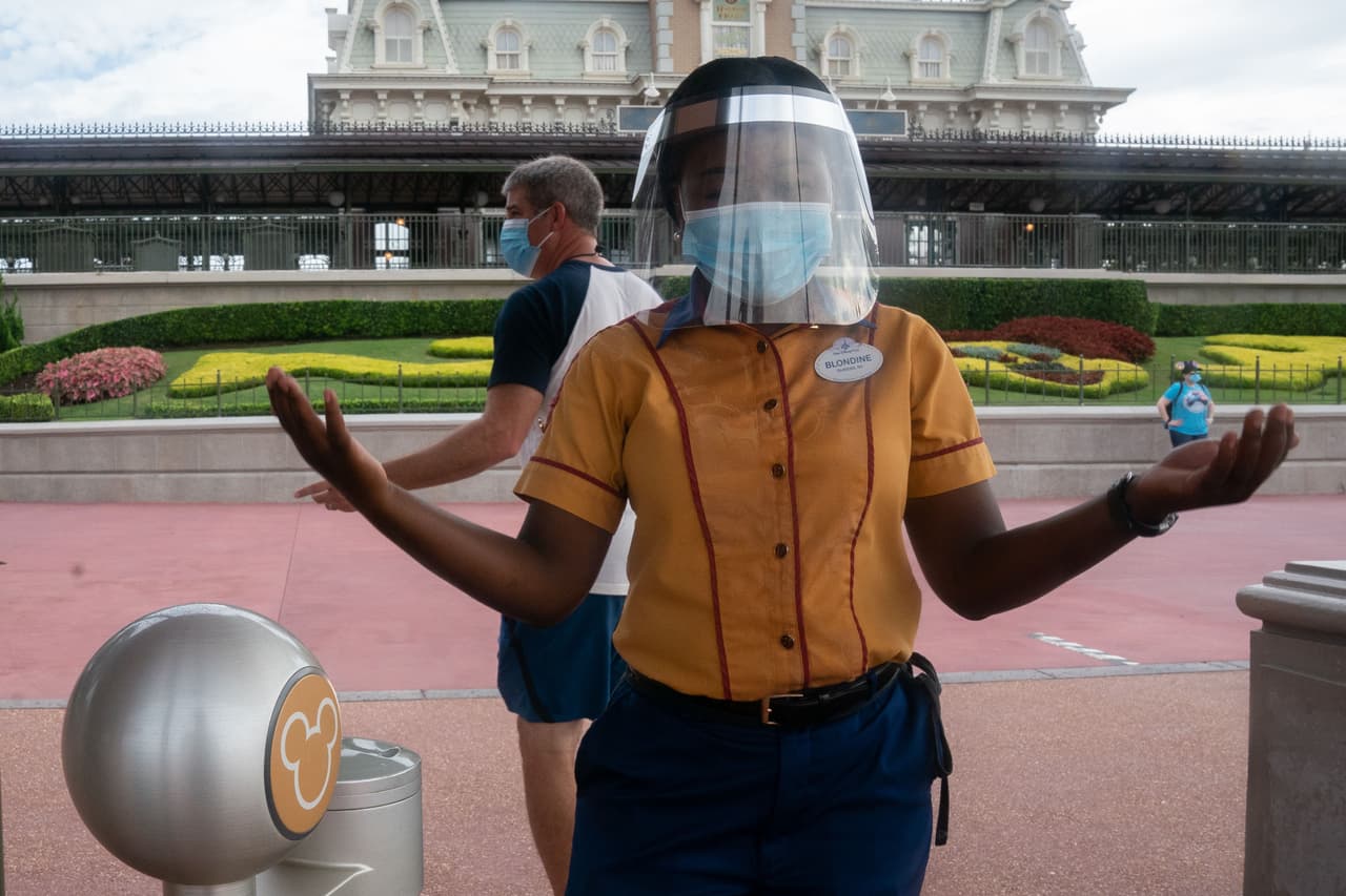 "Aquí en California, nos alientan las tendencias positivas que estamos viendo y esperamos que sigan mejorando y podamos reabrir nuestros parques a las personas con capacidad limitada para fines de abril. Esperamos publicar una fecha de apertura en las próximas semanas", dijo Chapek.