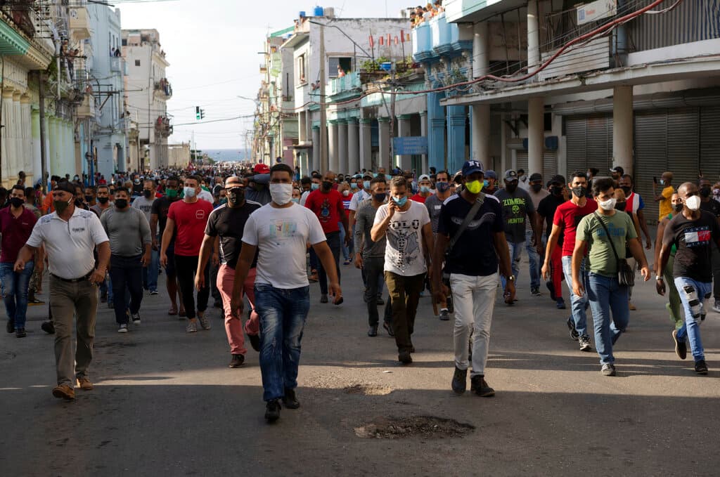 Simpatizantes oficialistas agredieron a un camarógrafo inutilizando su cámara, mientras un fotógrafo fue herido por la policía. Ambos comunicadores son de AP.