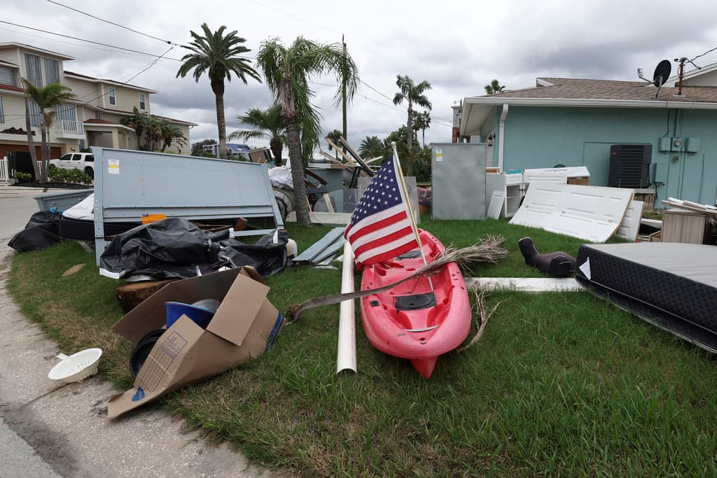 En múltimples calles y 
<a href="https://www.univision.com/noticias/fenomenos-naturales/los-10-huracanes-mas-devastadores-de-la-historia-en-eeuu-milton-fotos">zonas residenciales en Tampa</a> se remueven sillas y escombros para evitar daños mayores con la llegada de Milton.