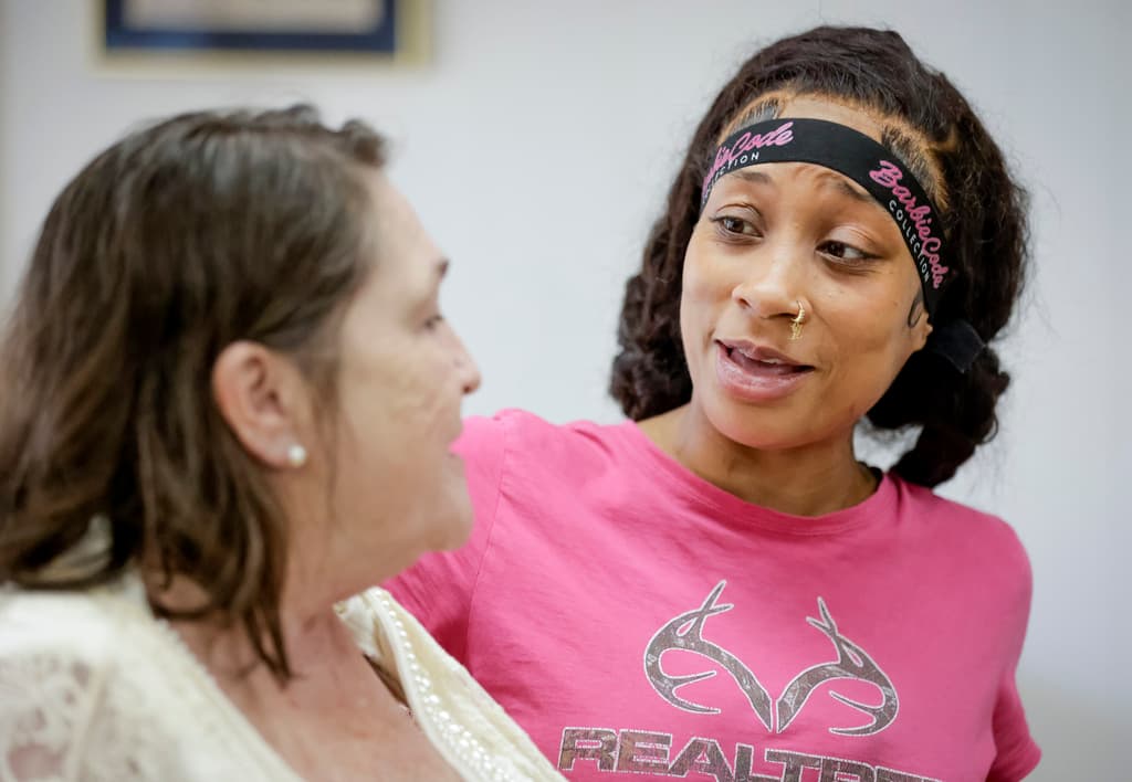 Arliya Martin, de 26 años, conversa con Kitty Sibley Morrison, directora y fundadora de la Escuela Preparatoria de Springfield, de Louisiana.