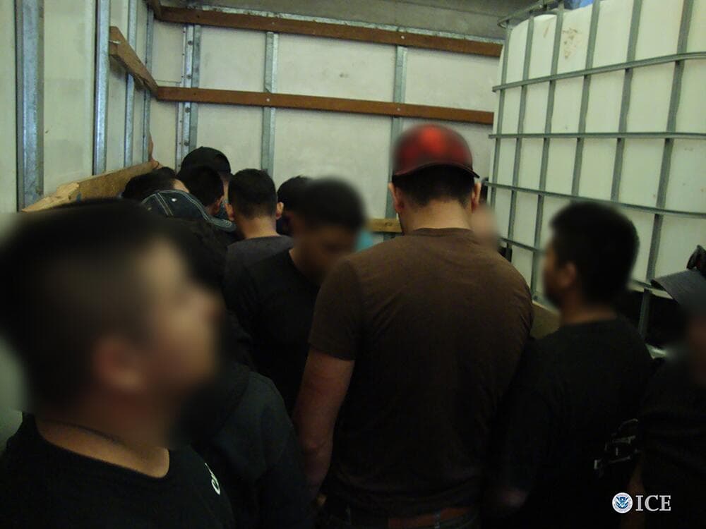 En camiones, carros, camionetas y hasta caminando los traficantes de personas cobran por cada persona que cruzan desde varios puntos de la frontera sur entre México y EEUU.