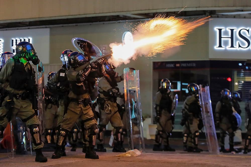 Este portal de noticias indicó que una persona fue herida en un ojo debido a los ataques de la Policía, lo que hizo que muchos manifestantes cubrieran sus ojos con parches en señal de protesta. En la imagen, policías lanzan gases lacrimógenos este pasado domingo durante una manifestación.
