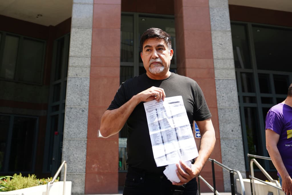 <b>David Huerta</b>, presidente del Sindicato Internacional de Empleados de Servicios 
<b>(SEIU)</b> de California, 
<b>recuperó la libertad este lunes</b>, tras el pago de una 
<b>fianza de 50,000 dólares</b>, que le impuso un juez en la corte federal en Los Ángeles.
<br>
<br>Hace 58 años que nació en Los Ángeles, pero 
<b><a href="https://www.univision.com/noticias/arresto-de-david-huerta-quien-es-el-influyente-lider-sindical-que-alzo-la-voz-contra-ice-video" target="_blank">el viernes 6 de junio, mientras protestaba frente a un almacén en el que agentes de ICE realizaban un operativo, Huerta fue arrestado</a></b> y acusado de obstruir a un agente federal durante un operativo migratorio.