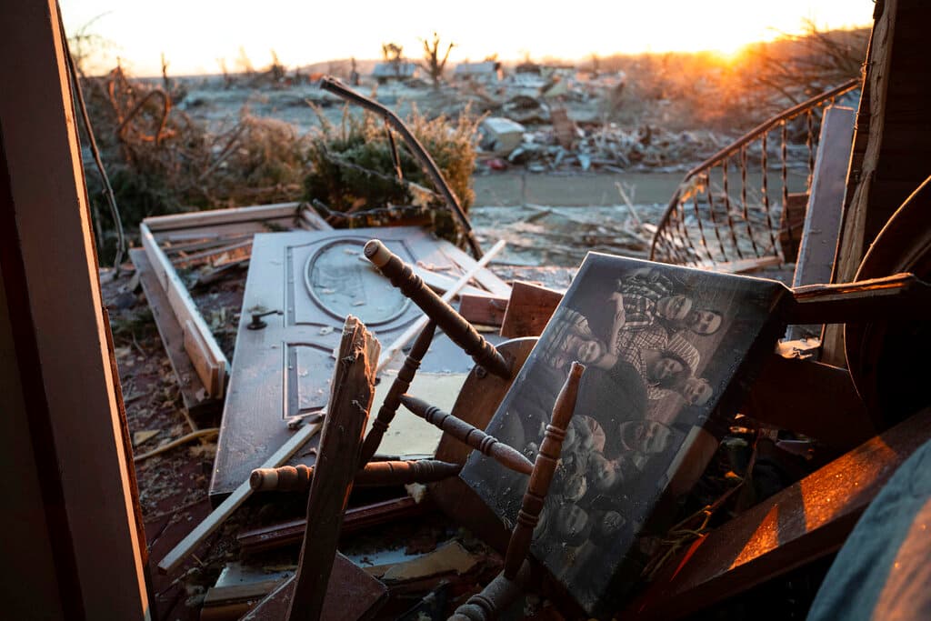 La historia de la vieja foto que recorrió 150 millas arrastrada por uno de los tornados