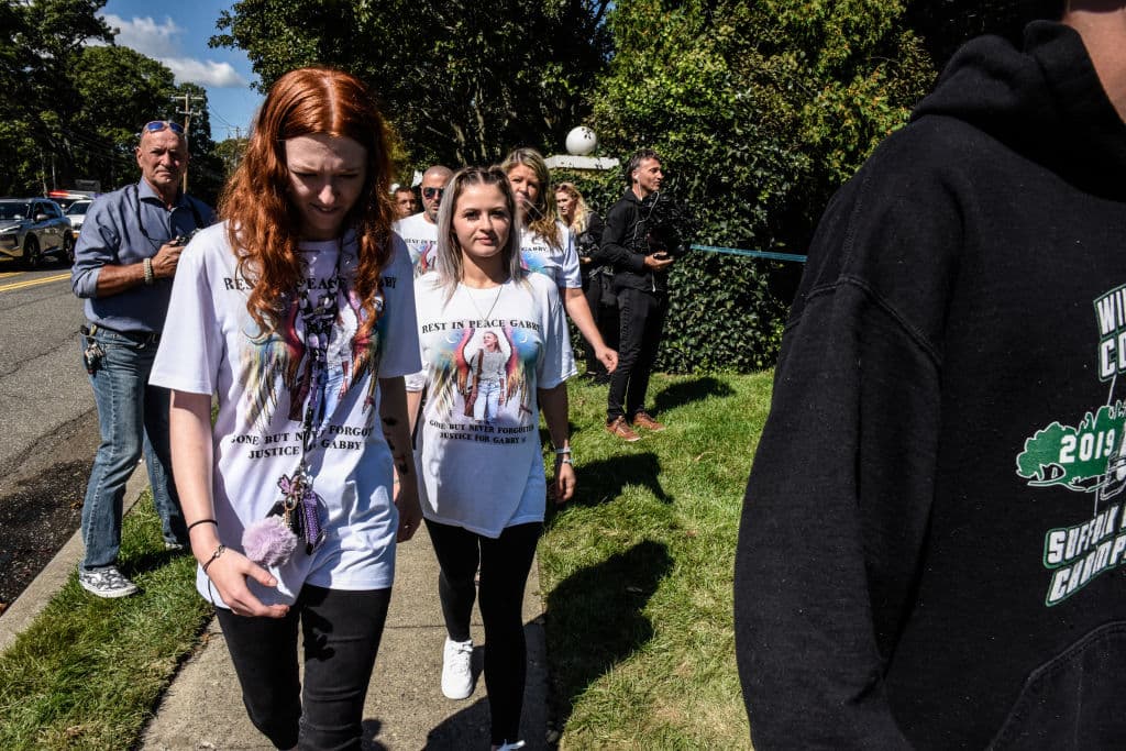 Filas de personas con camisetas con la foto de Petito aguardan para entrar al lugar, en donde la familia organizó una muestra de fotos y objetos personales de la joven.