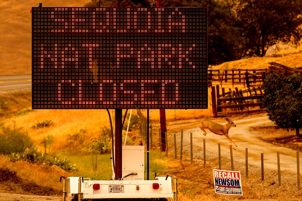Este miércoles, equipos de bomberos se movilizaron para intensificar la batalla contra dos incendios forestales en expansión que amenazan las secuoyas gigantes y la infraestructura del Parque Nacional Sequoia de California.