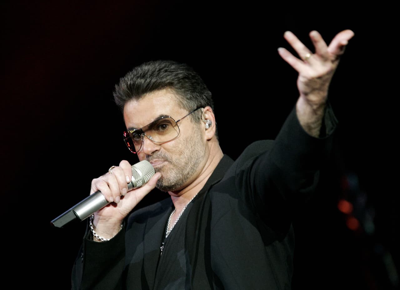 El cantante George Michael murió el 25 de diciembre de 2016 a causa de una "cardiomiopatía dilatada con miocarditis", publicó el diario El País.