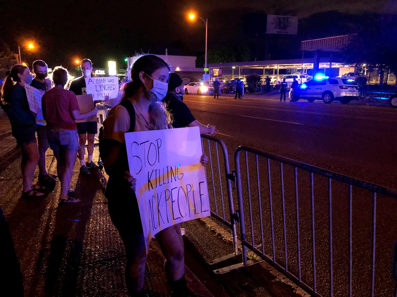 En la noche del 27 decenas de manifestantes protestaron en Memphis, Tennessee.