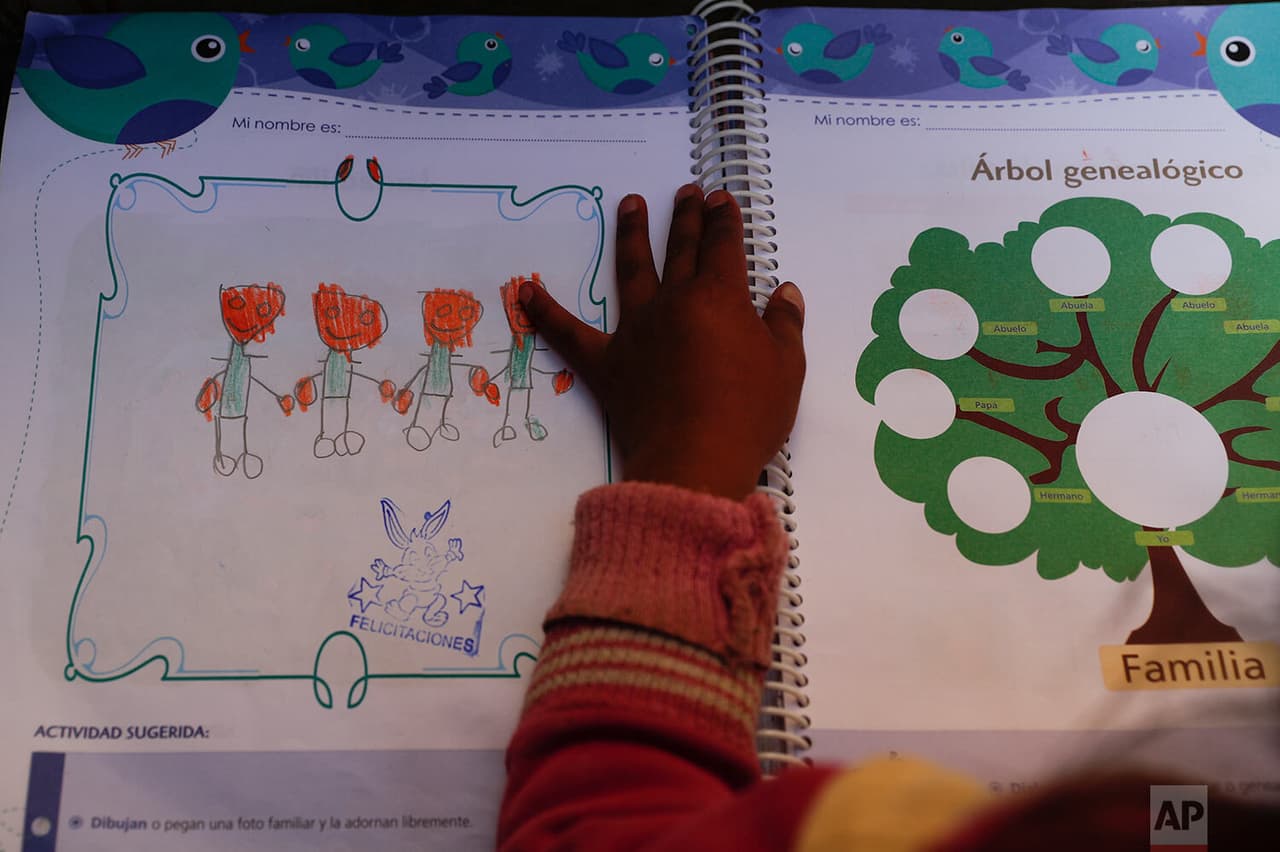 Mariana Delgado, de 6 años, que habría comenzado el jardín de niños durante 2020, alisa en cambio muebles en miniatura con trozos de papel de lija. Para los estudiantes, el cierre del año escolar es una catástrofe.
<b> "No van a recuperar el tiempo y yo me esfuerzo para que sean más que carpinteros ”</b>, dijo el padre del niño de seis años, Héctor Delgado. 
<br>
<br>