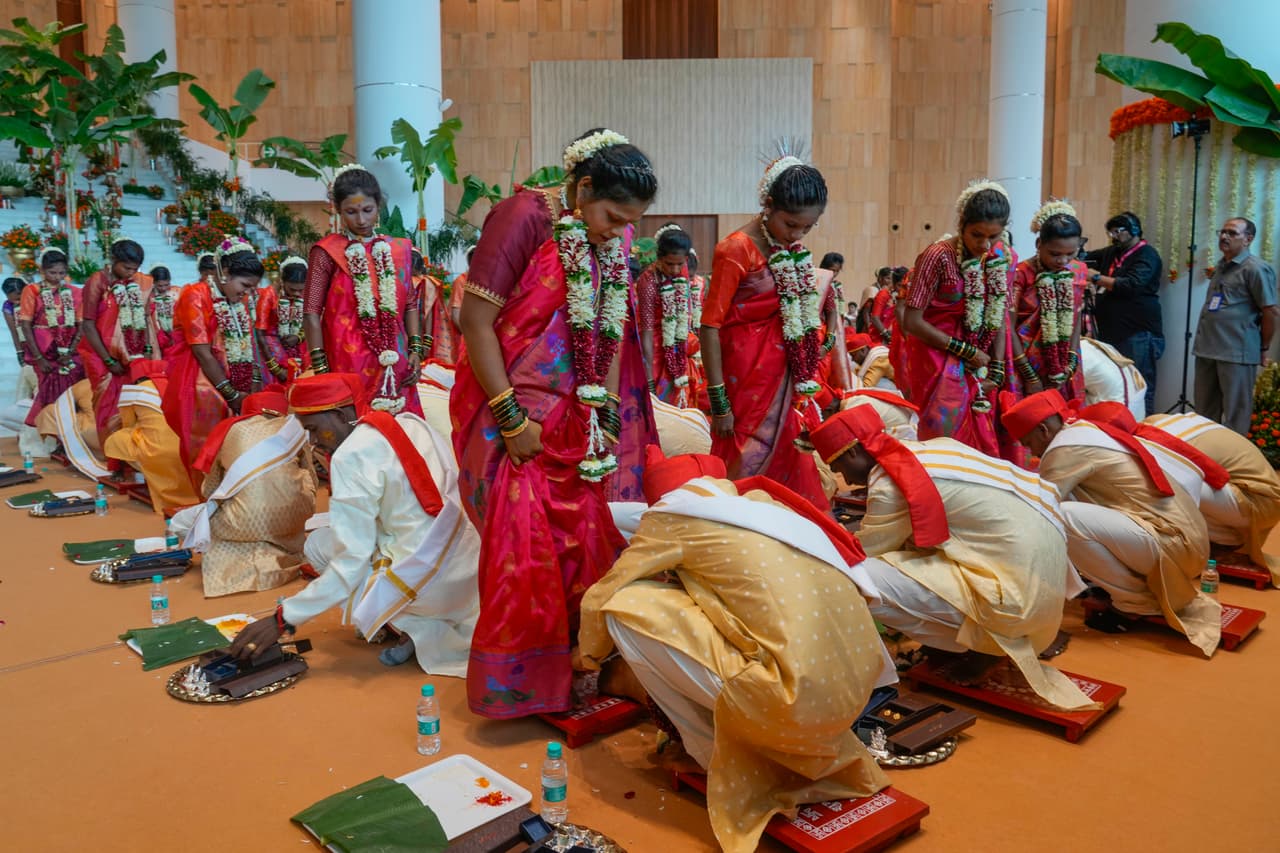 Parejas desfavorecidas participan en una boda masiva organizada por Mukesh Ambani, como parte de las celebraciones previas a la boda de su hijo menor, Anant Ambani, en Navi Mumbai, India, el martes 2 de julio de 2024.