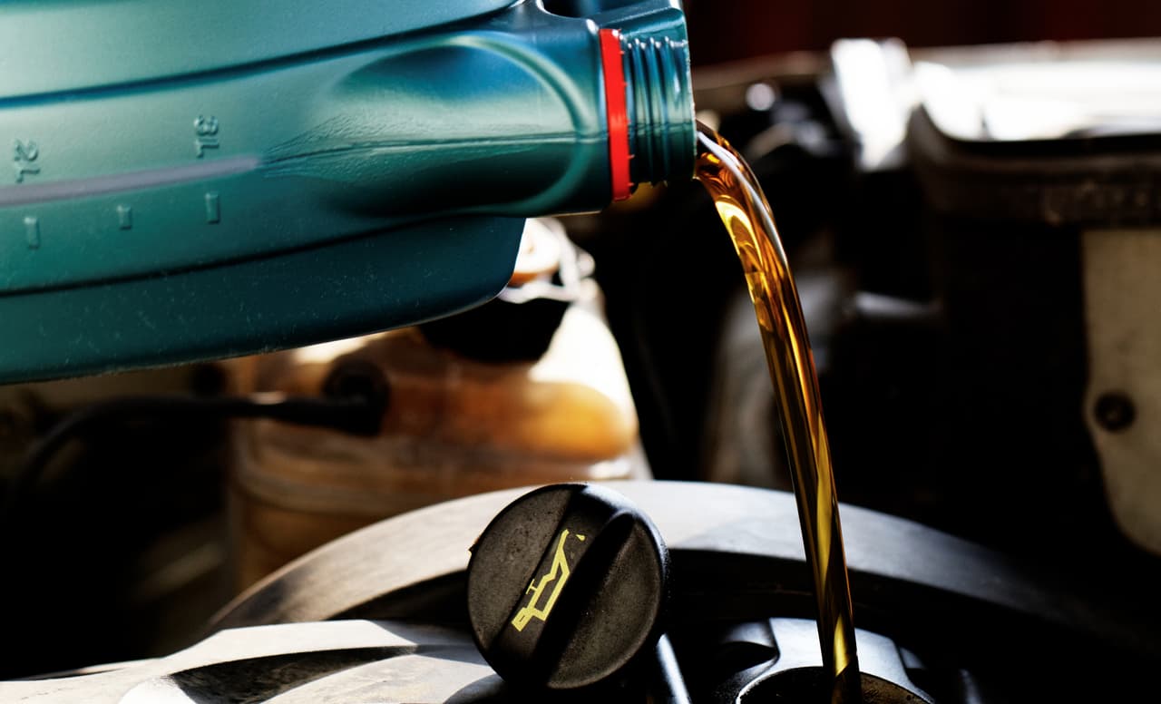 El aceite del motor tiende a volverse más viscoso con el frío. Esto degrada sus propiedades de lubricación en todas las piezas que lo necesitan. Es vital que el motor opere con aceite con la temperatura correcta. Si el auto se calienta unos minutos antes de arrancar, el aceite alcanzará su temperatura ideal, minimizando el desgaste del motor y el de sus piezas.