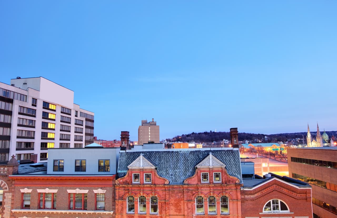 <b>Puesto 14. Waterbury, Connecticut</b>
<br>
<br>Aumento en el valor promedio de la vivienda en el último año: + 28.1% (+38,126 dólares)
<br>
<br>Valor promedio de la vivienda en mayo de 2021: 173,793 dólares.
<br>
<br>Variación de la población en un año: -0.4% (-396 habitantes).
<br>
<br>Población: 108,276 habitantes.
<br>
<br>Aumento del ingreso familiar promedio: +1.9% (+784 dólares).
<br>
<br>Ingreso familiar promedio: 42,401 dólares.
<br>