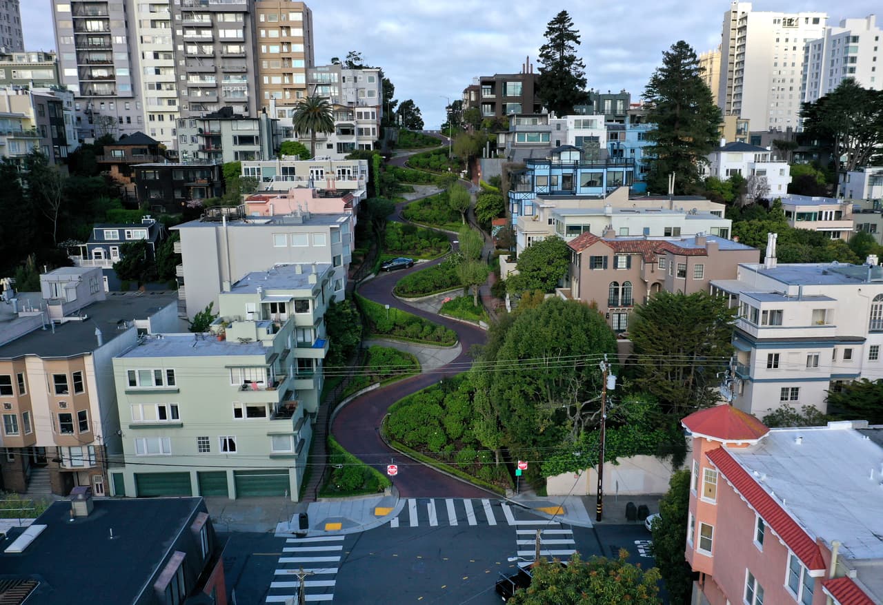 <b>Sin sus millones de turistas.</b> La famosa 
<a href="https://www.univision.com/local/san-francisco-kdtv/gobernador-de-california-mantiene-libre-de-peaje-la-calle-lombard-una-de-las-mas-iconicas-de-san-francisco" target="_blank">Lombard Street</a> en el barrio Russian Hill de San Francisco no es una calle cualquiera. Tiene apenas 600 pies (183 metros) de longitud, pero por su superficie adoquinada y llena de flores cruzan cada día 6,000 personas durante los meses de verano. Al año, entre residentes locales y turistas, los visitantes rebasan los 2 millones.