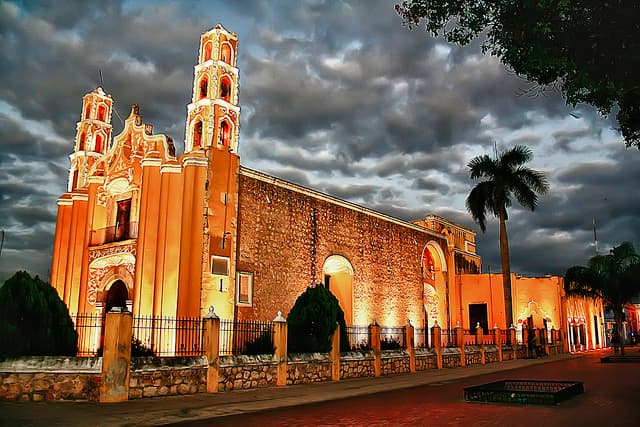 <h3 class="cms-H3-H3">3. Mérida, Yucatán</h3>
<br>
<br>Ubicada en la famosa península caribeña 
<a href="https://www.univision.com/temas/mexico-city">mexicana</a>, Mérida es admirada por su bien conservada arquitectura colonial española. 
<b>Las antiguas ciudades de Uxmal y Chichén Itzá, </b>son de fácil acceso desde el centro de mérida. 
<b>Es recomendable visitar la Fundación de Artistas, el Gran Museo del Mundo Maya</b>, además de 
<b>degustar la milenaria y única comida tradicional yucateca, valorada en todo el mundo. </b>
<br>