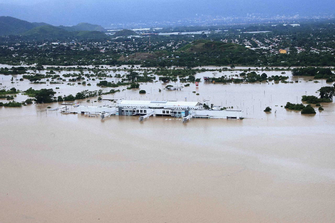 El huracán pasó unas 40 millas al sur-suroeste de la capital de Honduras. En Nicaragua, un deslizamiento de tierra enterró a 12 personas, de las cuales solo 4 pudieron ser rescatadas. Hasta el momento, Honduras parece haberse llevado la peor parte. 
<br>