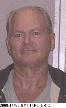 <h3 class="cms-H3-H3">Peter Cayley Smith</h3>
<br>
<br>Este ciudadano estadounidense de 81 años, oriundo de Cleveland, Ohio, es buscado por tres cargos: 
<b><a href="https://www.interpol.int/es/Como-trabajamos/Notificaciones/Ver-las-notificaciones-rojas#2008-17783" target="_blank">conspiración para transportar menores en el comercio exterior con fines de prostitución</a></b>, recibir y distribuir material audiovisual de un menor durante conductas sexuales. 
<br>
<br>Smith nació el 20 de marzo de 1940 y según la Interpol, como signo distintivo, tiene una pequeña cicatriz en la frente. 
<br>
<br>
<br>