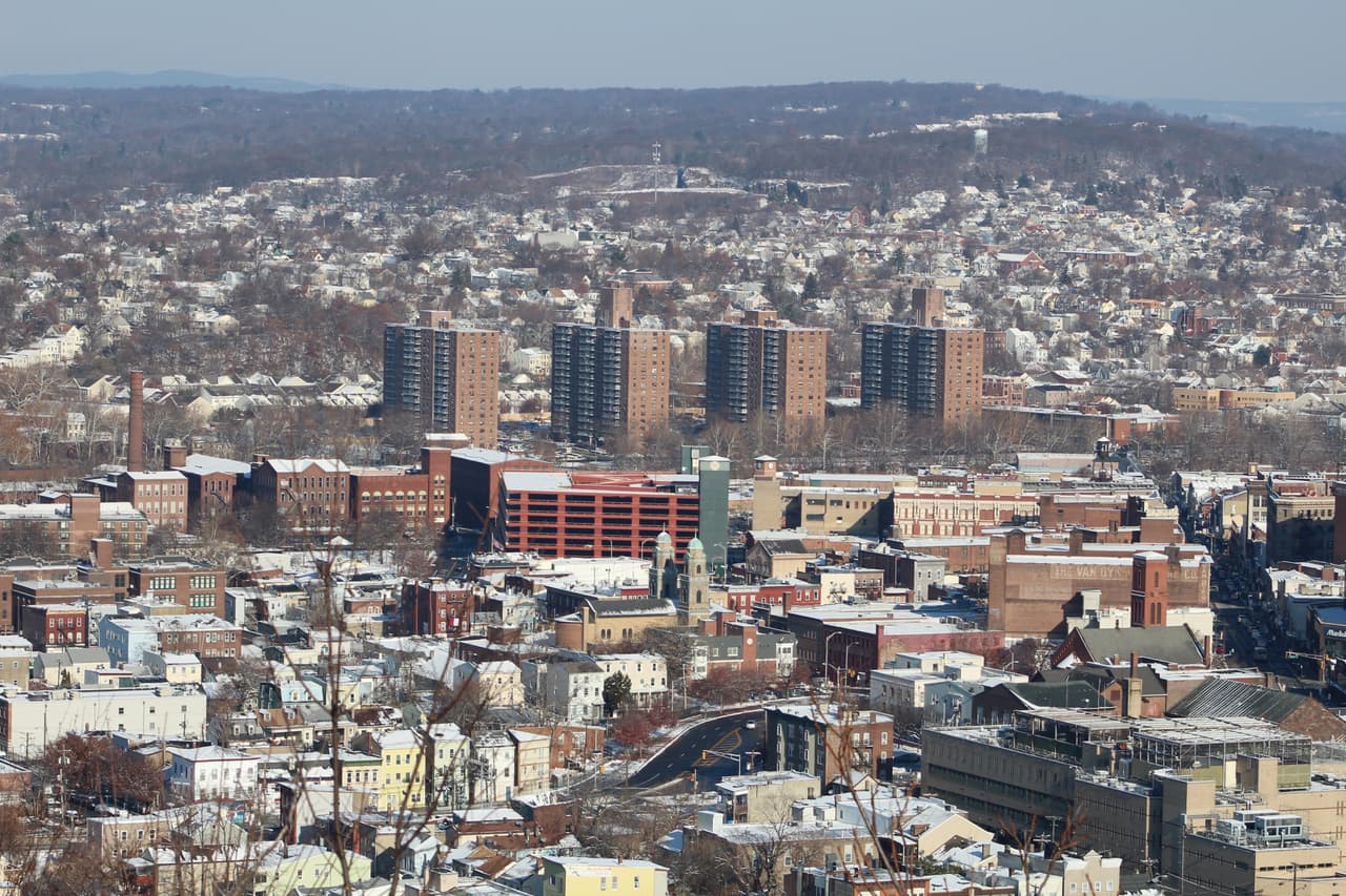 <h3 class="cms-H3-H3">1. Paterson, Nueva Jersey</h3>
<br>
<br>👉 
<b>Población de origen extranjero (2020): </b>42.5% (+7.4% desde 2016).
<br>
<br>👉 
<b>Mayor grupo de inmigrantes: </b>dominicanos.
<br>
<br>👉
<b> Otros grupos de inmigrantes: </b>peruanos, colombianos, jamaiquinos.
<br>
<br>👉 
<b>Población total: </b>145,484 habitantes.
<br>