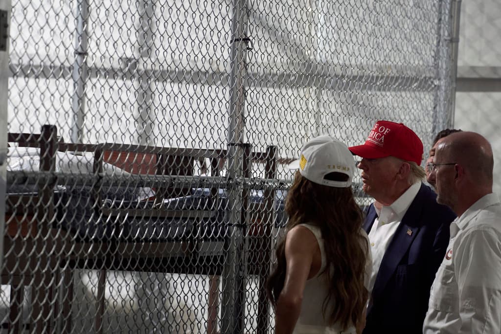Se estima que el centro costará 450 millones de dólares al año, y los gastos serán asumidos por Florida y reembolsados por la Agencia Federal para el Manejo de Emergencias.