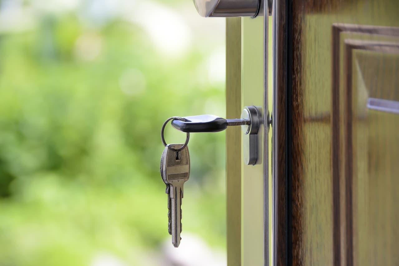 <b>Solicite un recorrido virtual</b>. Si no puede visitar un apartamento o una casa usted mismo, pídale a alguien de su confianza que confirme la propiedad anunciada. Los estafadores pueden lograr registrarse como el vendedor.