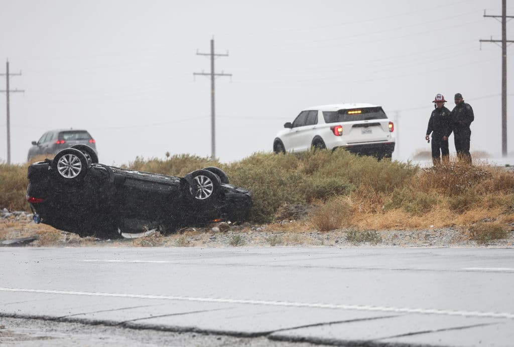 En Palm Springs también un conductor perdió el control de auto y ya ven qué pasó.