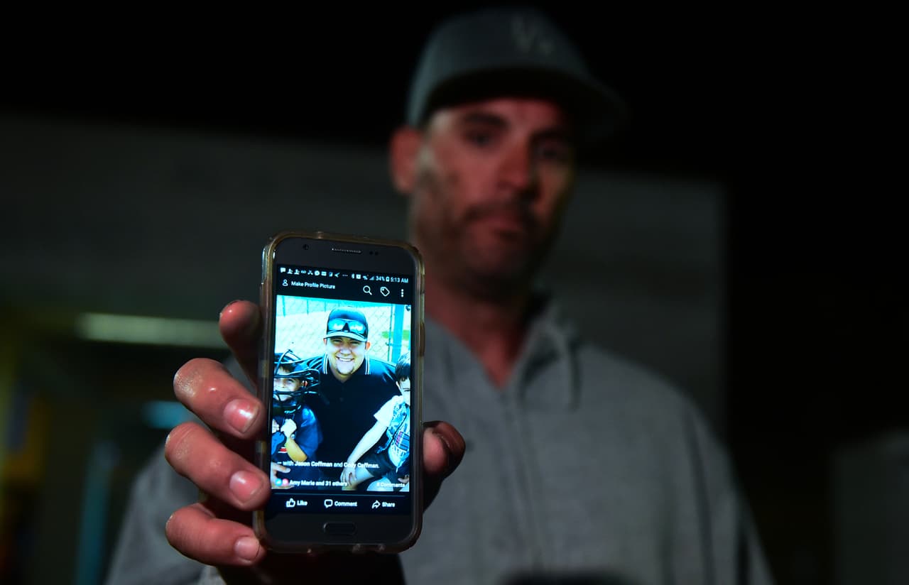 Jason Coffman muestra una foto de su hijo Cody quien estaba en el bar de Thousands Oaks durante la balacera. Hasta el momento no lo había encontrado.