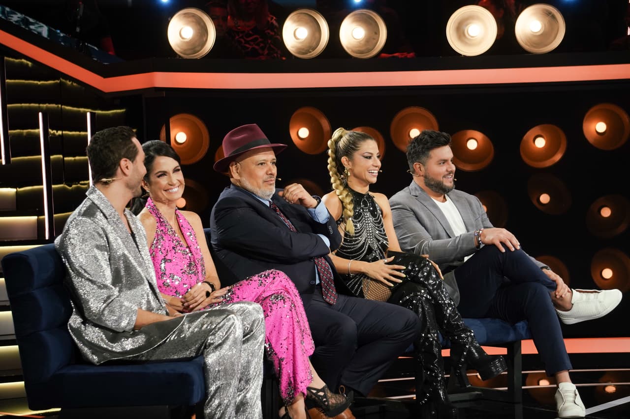 Los panelistas: Juanpa Serrano, Johanna Vega-Biestro, René Franco, Ferka y Paul Stanley, atentos y dispuestos a dar su punto de vista sobre los últimos hechos ocurridos en La Casa.