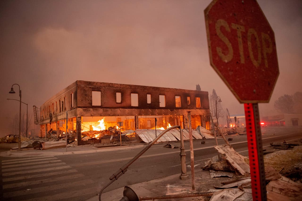 <b>Otro año de incendios históricos en el oeste de Estados Unidos</b>
<br>
<br>Edificios calcinados 
<a href="https://www.univision.com/noticias/estados-unidos/incendio-dixie-california-dos-veces-tamano-ciudad-nueva-york"><u>luego del paso del incendio Dixie por Greenville, California</u></a>, el 4 de agosto. En los últimos años, las temporadas de incendios en California, Oregon y Washington han sido cada vez más largas y severas. Según la ONU, los eventos climáticos extremos están aumentando en magnitud y frecuencia, y seguirán variando su ubicación y el momento del año en que ocurren.