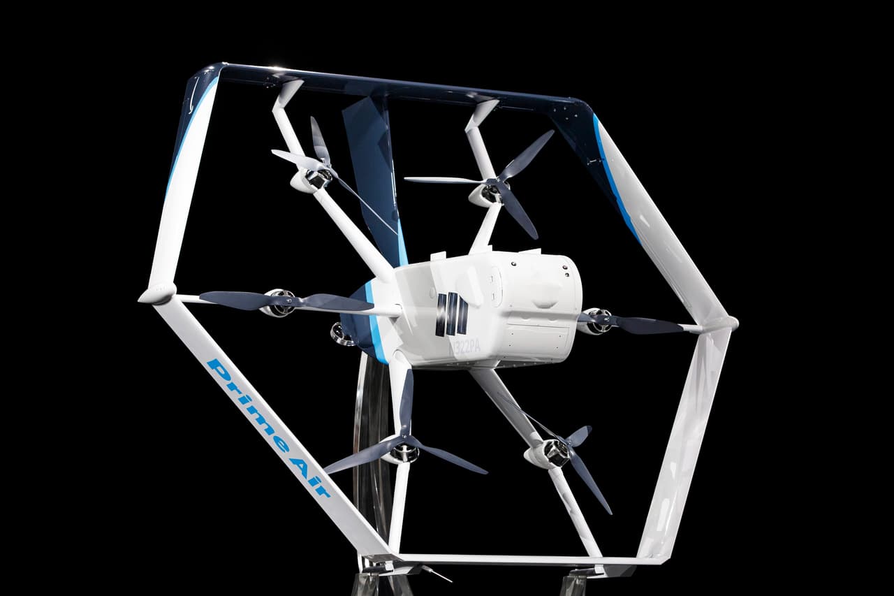 Este dron (drone en inglés) fue presentado por Amazon en junio de 2019, un aparato eléctrico capaz de volar más de 15 millas y llevar en menos de 30 minutos paquetes de hasta cinco libras. La nueva certificación que la FAA aprobó al gigante de las compras en línea lo acerca cada vez más a la meta de llegar a los clientes vía aérea, un objetivo que fue anunciado por el CEO de la compañía, Jeff Bezos, en 2013.