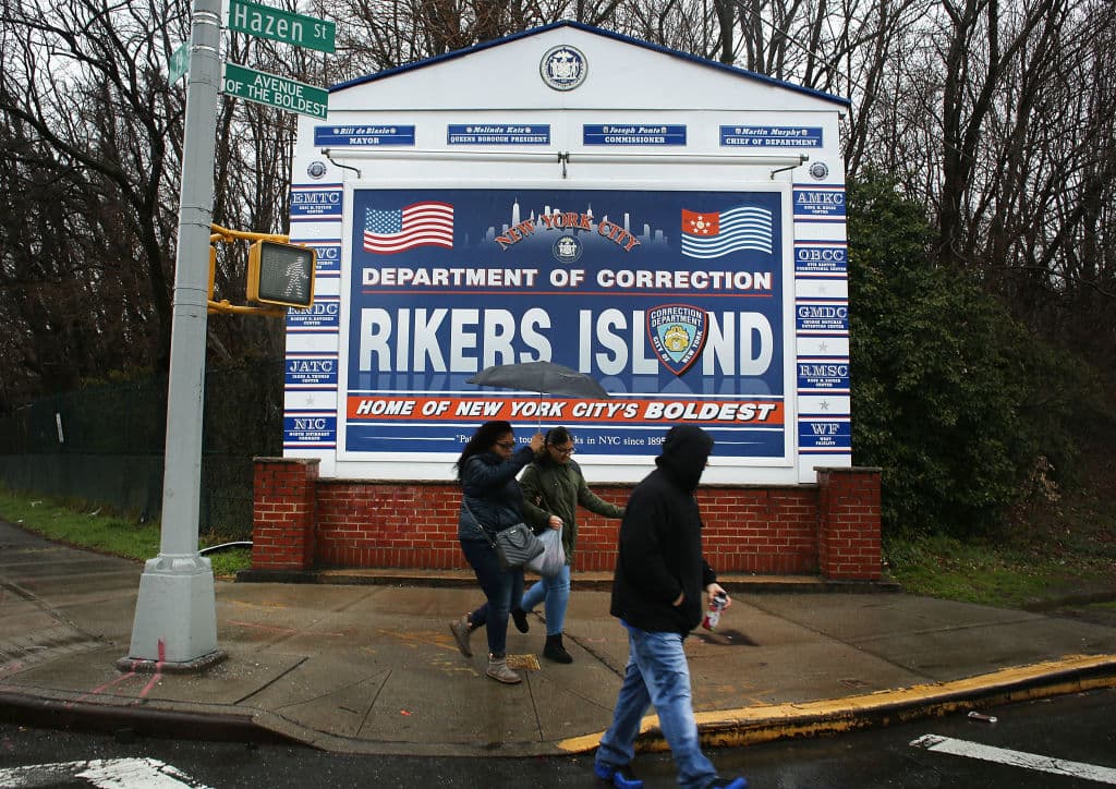 Ante la crónica violencia en el centro, el alcalde anunció en septiembre del año pasado un plan para reducirla. “Queremos menos violencia en Rikers y estos pasos harán la isla más segura”, dijo sobre la inclusión de 
<b>más oficiales</b>, el uso -por primera vez- de 
<b>pistolas eléctricas</b> por parte de capitanes de unidades de emergencia y la instalación de nuevos 
<b>escáneres </b>evitar el contrabando de drogas y de armas. (Spencer Platt/Getty Images)