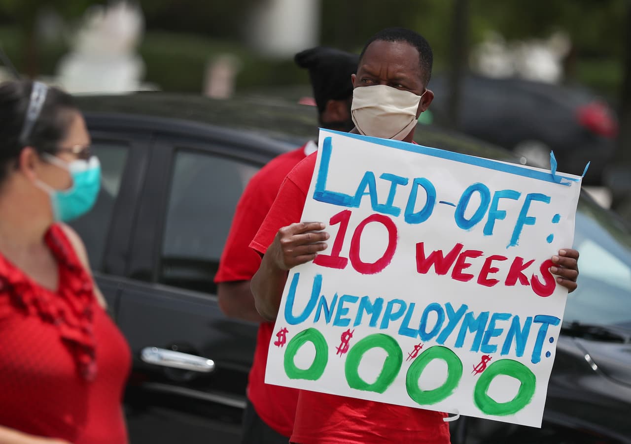 Sin embargo, la presión para aprobar un segundo paquete de estímulo económico se intensificó ya que el beneficio de desempleo de $600 semanales, que había sido aprobado con la Ley CARES, 
<a href="https://www.univision.com/local/los-angeles-kmex/pago-de-600-adicionales-por-desempleo-finaliza-el-25-de-julio-y-crea-incertidumbre-en-habitantes-de-california-fotos">expiró este 25 de julio</a>.