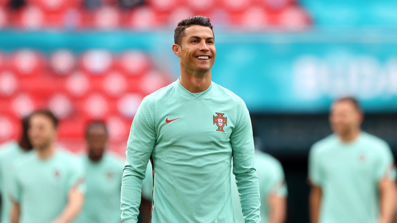 <b>En video. <b>¿Fue el gesto de Cristiano Ronaldo el que hizo caer las acciones de Coca-Cola?</b></b>
<br>
<br>Las acciones de la empresa Coca-Cola cayeron estrepitosamente luego de que el futbolista Cristiano Ronaldo retirara dos botellas de la marca que estaban en la mesa de una conferencia de prensa de la Eurocopa y pidiera agua. Muchos debaten si en verdad ambos eventos están relacionados.