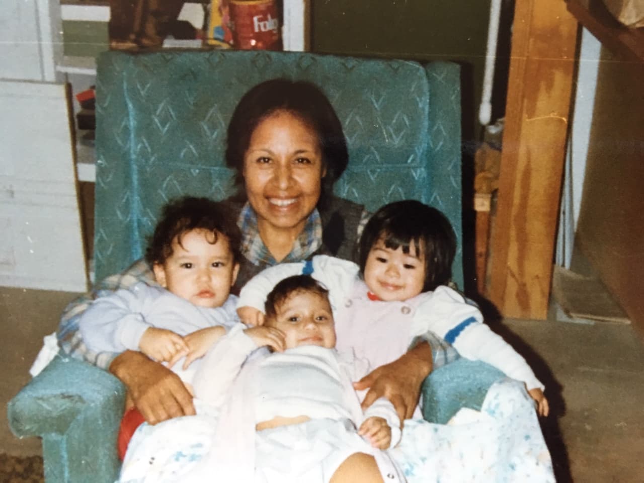 Maria Antonieta 'Toni' Polinske con sus bebes en tiempos felices. En 1985, viajo con su marido a México para visitar orfanatos en busca de un bebé para adoptar, pero como ambos tenían más de 40 años, fueron rechazados. Entonces, buscaron otras opciones, pasando por una iglesia en Torreón, Coahuila. Aunque su idea originalmente era tener dos hijos, terminaron adoptando a tres, Michelle, Amanda y Michael, todos nacidos con pocas semanas de diferencia de madres distintas.