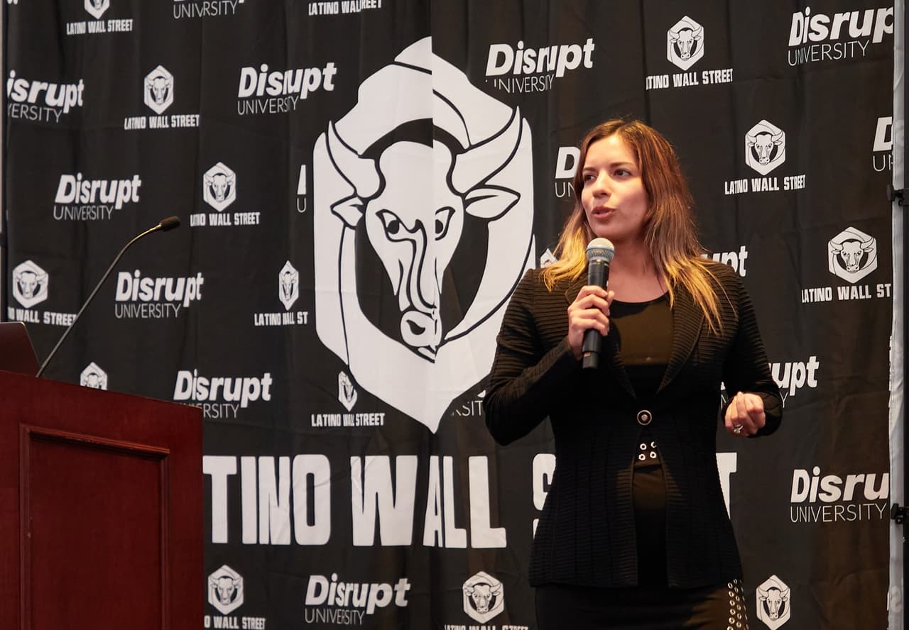 Gabriela Berrospi, la fundadora de Latino Wall Street, dando un curso sobre como invertir en la bolsa y criptomonedas, de lo básico a lo avanzado, en Nueva York, junio 2021.